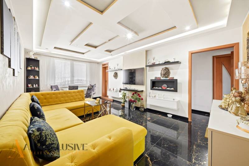 Na predaj 4-izb. byt s loggiou , Dunajská Streda - Svetlá obývačka s výrazným žltým gaučom a lesklou podlahou v 4-izbovom byte.