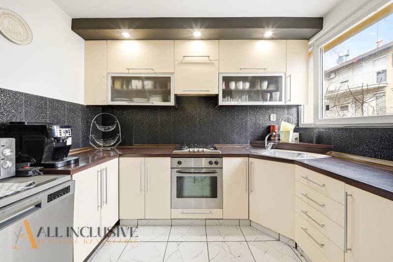 Na predaj 4-izb. byt s loggiou , Dunajská Streda - Kuchyňa v 4-izbovom byte so vstavanými spotrebičmi a keramickým obkladom na stenách.