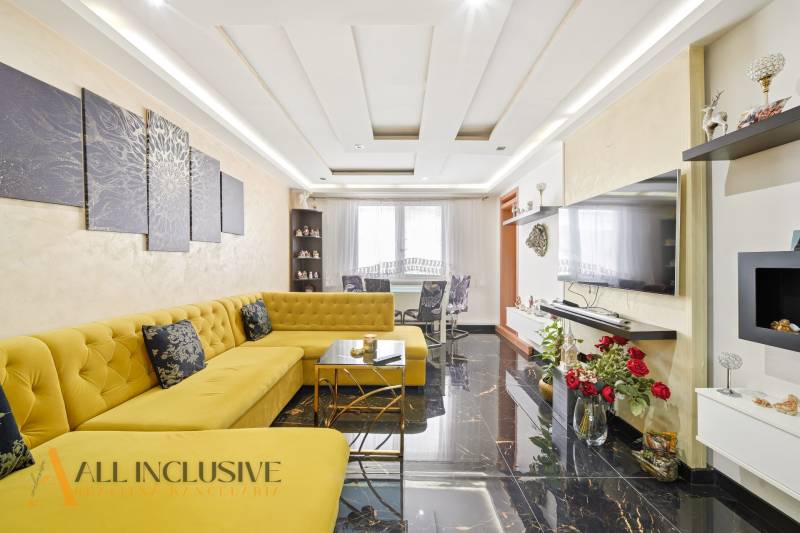 Na predaj 4-izb. byt s loggiou , Dunajská Streda - Obývacia izba v 4-izbovom byte s rohovou sedačkou a lesklou podlahou.