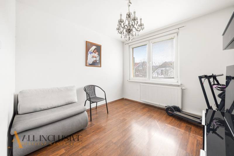 Na predaj 4-izb. byt s loggiou , Dunajská Streda - Izba v 4-izbovom byte s pohovkou, obrazom a podlahou s dreveným dekorom.