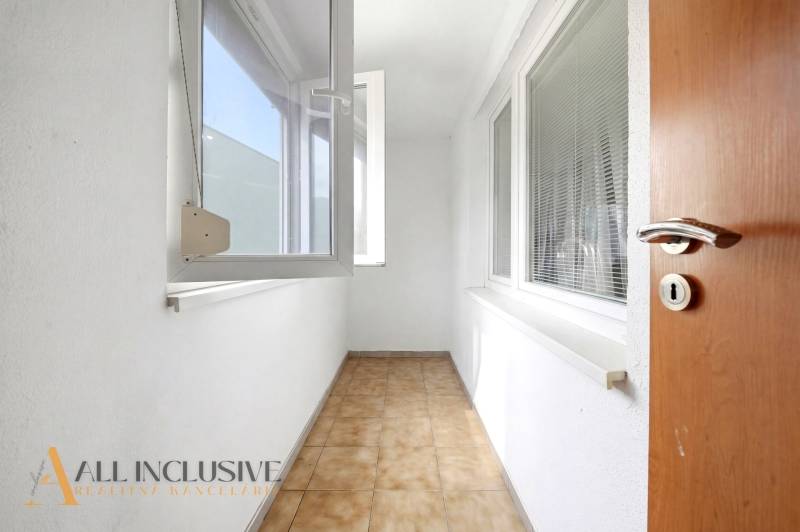 Na predaj 4-izb. byt s loggiou , Dunajská Streda - Presklená lodžia s dlažbou v 4-izbovom byte, biele steny a otvorené okná.