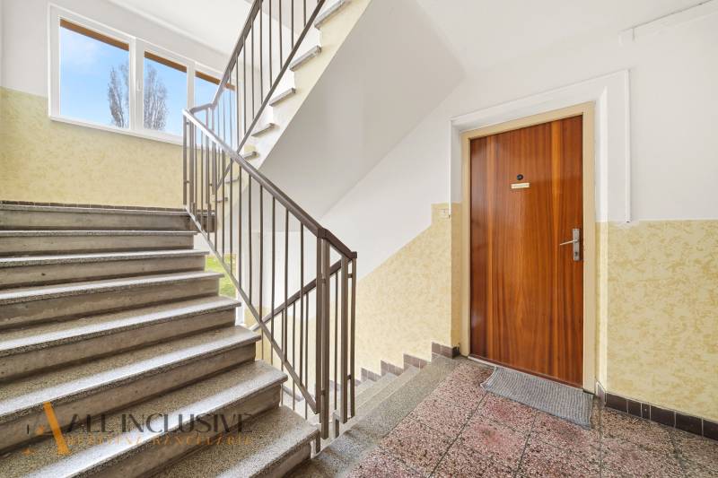 Na predaj 4-izb. byt s loggiou , Dunajská Streda - Schodisko vedie k dverám s dreveným dekorom v 4-izbovom byte.