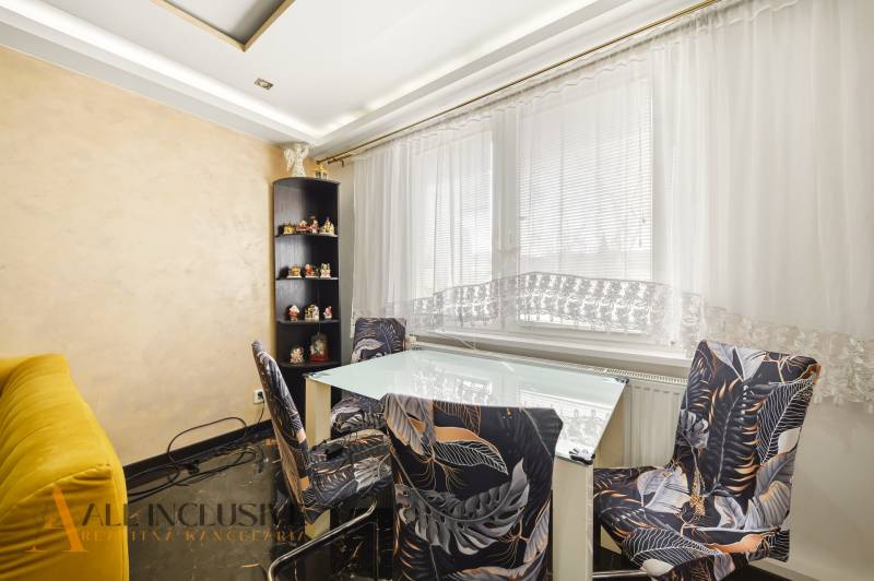 Na predaj 4-izb. byt s loggiou , Dunajská Streda - Jedálenský kút so skleneným stolom a stoličkami v 4-izbovom byte.