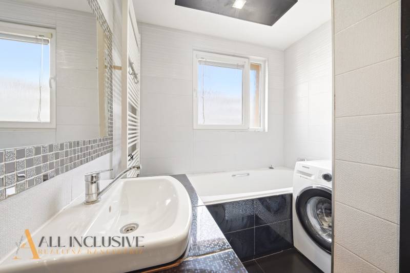 Na predaj 4-izb. byt s loggiou , Dunajská Streda - Kúpeľňa so sprchou, umývadlom, práčkou a oknami v 4-izbovom byte.