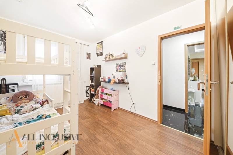 Na predaj 4-izb. byt s loggiou , Dunajská Streda - Detská izba v 4-izbovom byte s poschodovou posteľou a podlahou s dreveným dekorom.