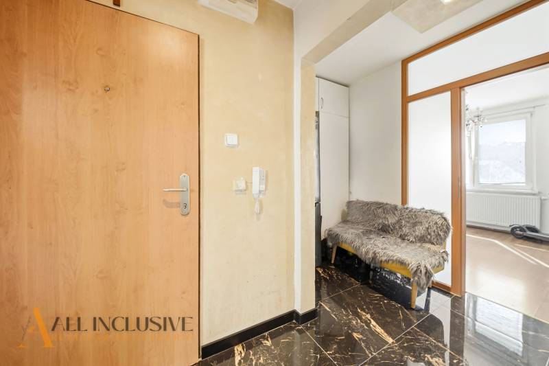 Na predaj 4-izb. byt s loggiou , Dunajská Streda - Vstupná hala v 4-izbovom byte so sedačkou a tmavou podlahou s dreveným dekorom.