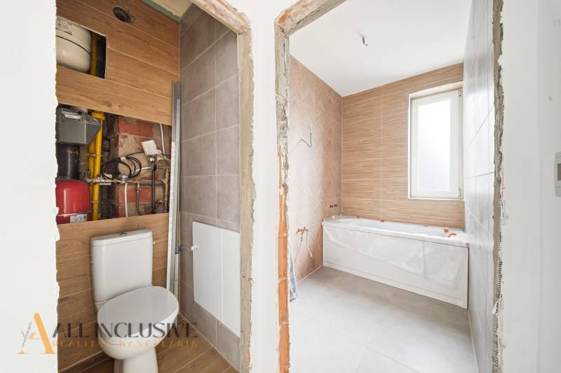 Na predaj zrekonštr. 3-izb. byt s balkónom, Dun.Streda - Kúpeľňa a technická miestnosť v 3-izbovom byte s podlahou s dreveným dekorom.