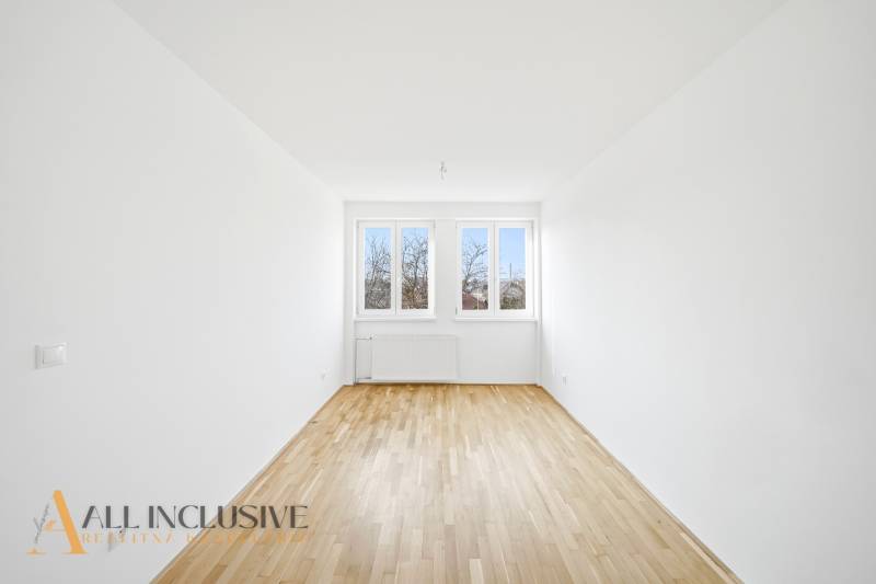 Na predaj zrekonštr. 3-izb. byt s balkónom, Dun.Streda - Svetlá izba s podlahou s dreveným dekorom v 3-izbovom byte.