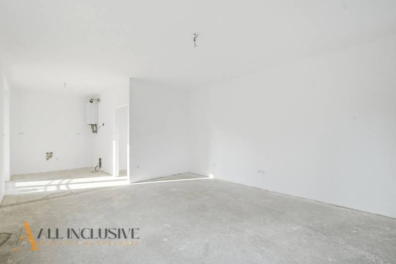 Na predaj zrekonštr. 3-izb. byt s balkónom, Dun.Streda - Nezariadený interiér 3-izbového bytu s bielymi stenami a prípravou na kuchyňu.