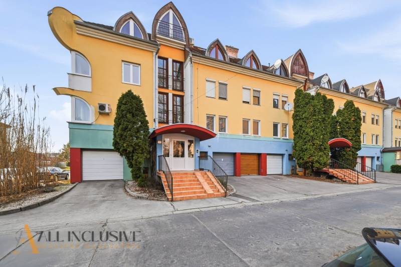 Na predaj zrekonštr. 3-izb. byt s balkónom, Dun.Streda - Farebný obytný dom s garážami, schodiskom a zeleňou v Dunajskej Strede.