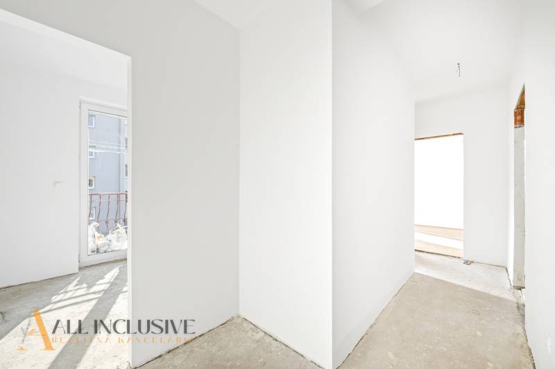 Na predaj zrekonštr. 3-izb. byt s balkónom, Dun.Streda - Chodba v 3-izbovom byte s bielymi stenami a vstupom na balkón.