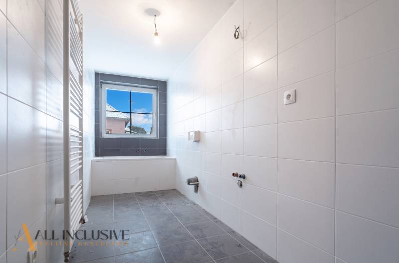 Na predaj poschodový 6-izbový rodinný dom, Horné Mýto - Kúpeľňa s bielymi obkladačkami a sivou dlažbou v rodinnom dome.