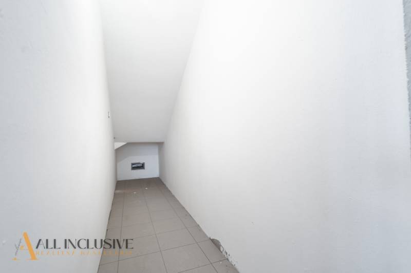 Na predaj poschodový 6-izbový rodinný dom, Horné Mýto - Úzky biely tunel s šikmým stropom a dlažbou v rodinnom dome.