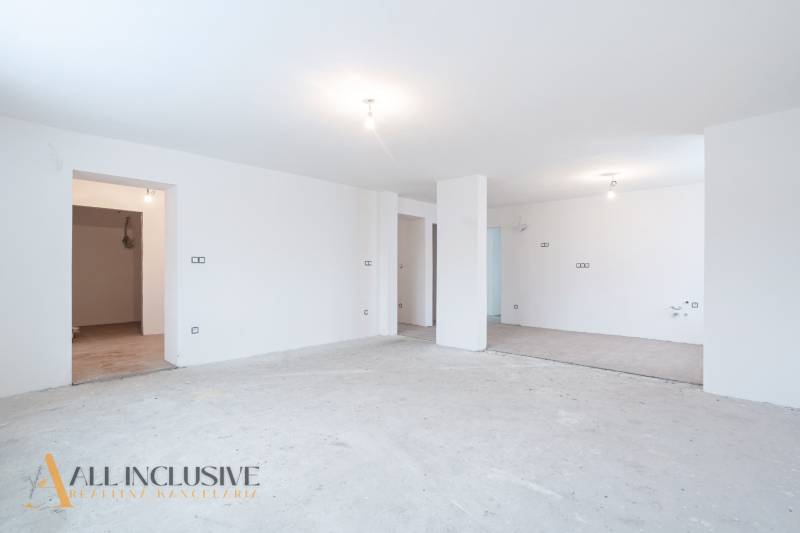 Na predaj poschodový 6-izbový rodinný dom, Horné Mýto - Priestranná miestnosť v rodinnom dome s betónovou podlahou a bielymi stenami.