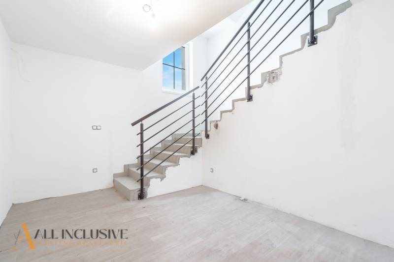 Na predaj poschodový 6-izbový rodinný dom, Horné Mýto - Schodisko vedúce nahor v Rodinnom dome so svetlým interiérom a podlahou s dreveným dekorom.