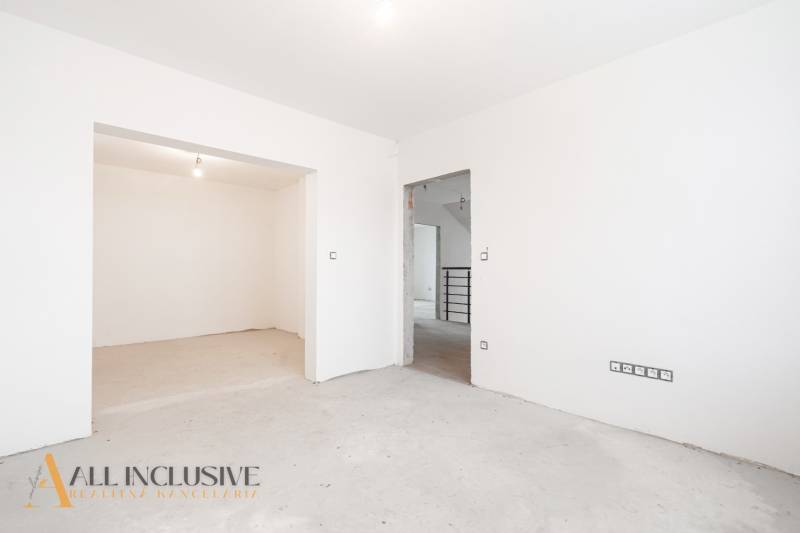 Na predaj poschodový 6-izbový rodinný dom, Horné Mýto - Interiér rodinného domu s bielymi stenami a nedokončenou podlahou.