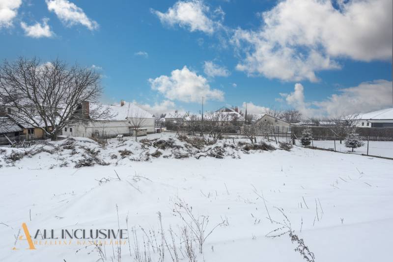 Na predaj poschodový 6-izbový rodinný dom, Horné Mýto - Zasnežený dvor rodinného domu v Hornom Mýte s výhľadom na strechy a stromy.