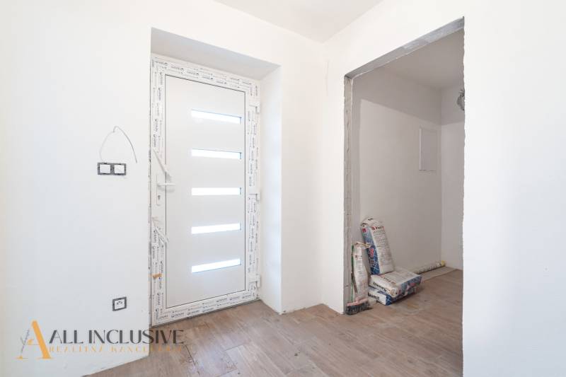 Na predaj poschodový 6-izbový rodinný dom, Horné Mýto - Interiér rodinného domu s novými dverami a podlahou s dreveným dekorom.