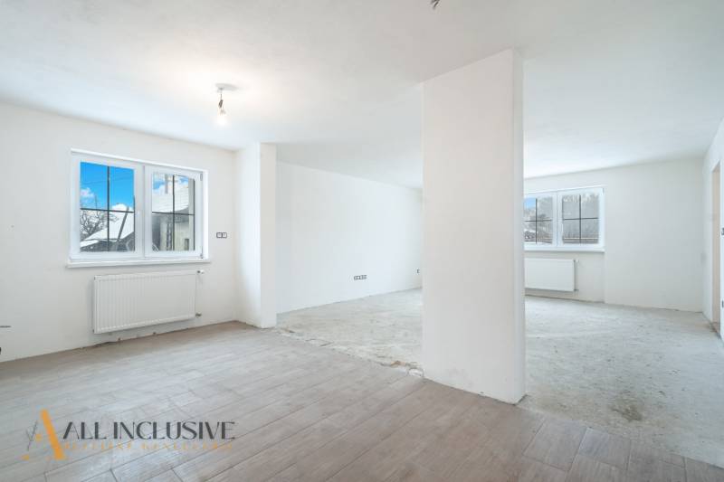 Na predaj poschodový 6-izbový rodinný dom, Horné Mýto - Interiér rodinného domu s veľkými oknami a podlahou s dreveným dekorom.