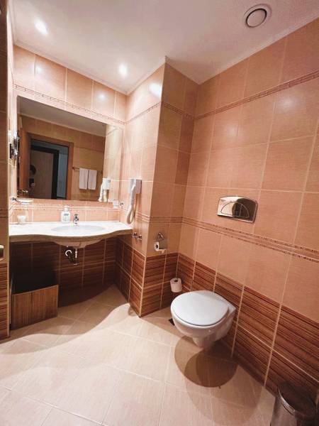Štúdio DIT Majestic Beach Resort v 1. línií pri mori Bulharsko  - Kúpeľňa v 1-izbovom byte s dlažbou a béžovými stenami.