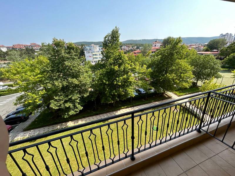 Štúdio DIT Majestic Beach Resort v 1. línií pri mori Bulharsko  - Výhľad z balkóna na zeleň a parkovanie v Slnečnom pobreží.
