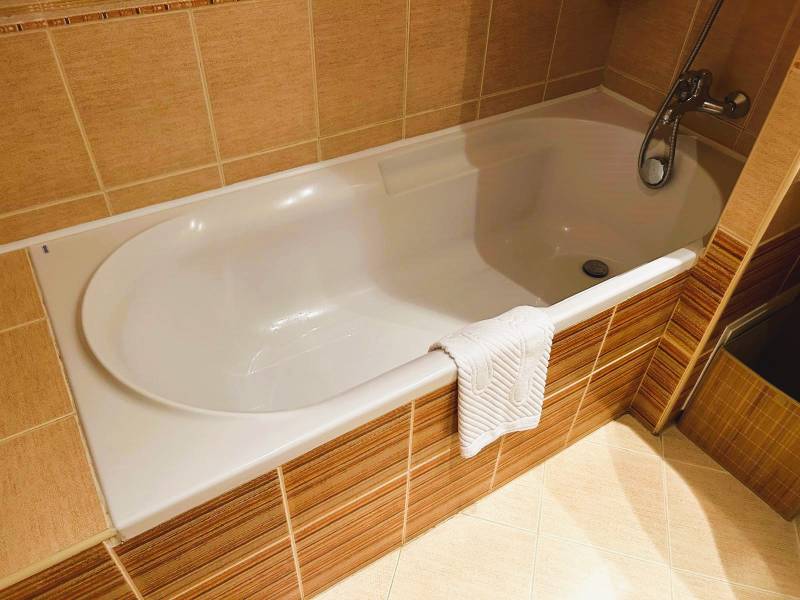 Štúdio DIT Majestic Beach Resort v 1. línií pri mori Bulharsko  - Kúpeľňa v 1-izbovom byte s vaňou a okrovými kachličkami.