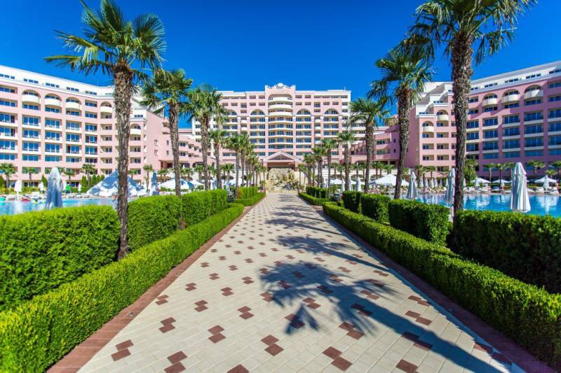 Štúdio DIT Majestic Beach Resort v 1. línií pri mori Bulharsko  - Ružový rezort v Slnečnom pobreží s palmami a bazénmi na exteriérovej fotografii.