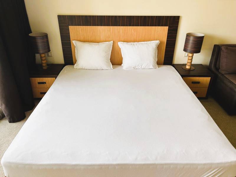 Štúdio DIT Majestic Beach Resort v 1. línií pri mori Bulharsko  - Posteľ s dvoma nočnými stolíkmi a lampami, 1-izbový byt.