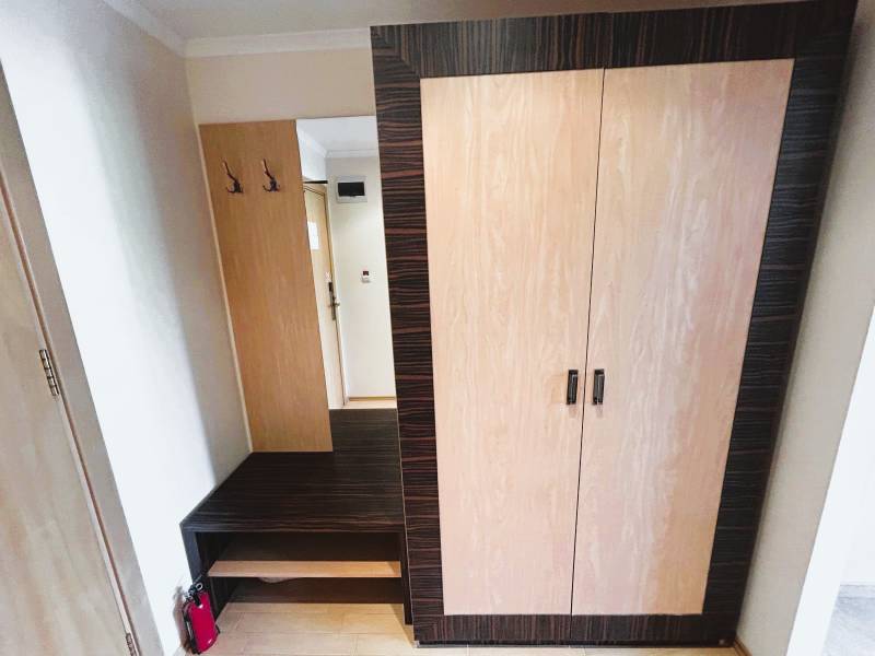 Štúdio DIT Majestic Beach Resort v 1. línií pri mori Bulharsko  - Vstupná chodba s dreveným dekorom, šatníkovou skriňou a vešiakom v 1-izbovom byte.