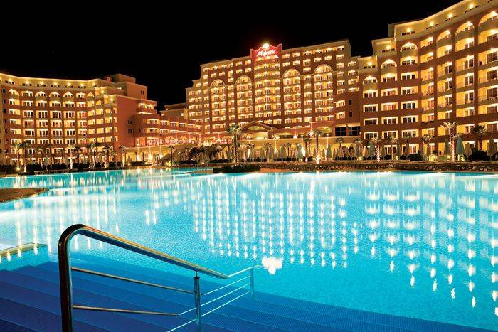 Štúdio DIT Majestic Beach Resort v 1. línií pri mori Bulharsko  - Nočná panoráma hotela a bazéna na Slnečnom pobreží pri 1-izbovom byte.