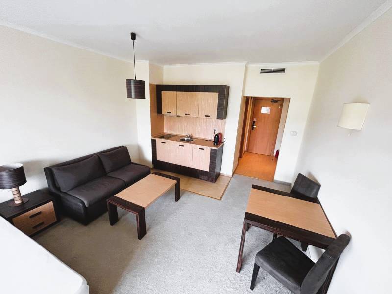 Štúdio DIT Majestic Beach Resort v 1. línií pri mori Bulharsko  - Obývací priestor v 1-izbovom byte s kuchynským kútom a nábytkom.