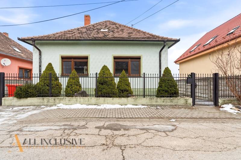Na predaj zrekonštr.4-izb. rodinný dom, Čečínska Potôň - Rodinný dom na Čečínskej Potôni v Orechovej Potôni s oplotením a záhradou.