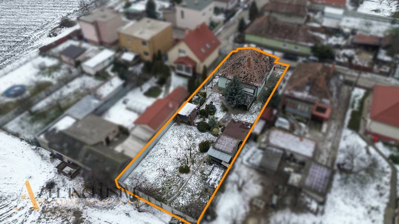 Na predaj zrekonštr.4-izb. rodinný dom, Čečínska Potôň - Rodinný dom so záhradou na Čečínskej Potôni v Orechovej Potôni počas zimy.
