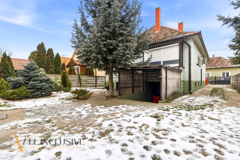 Na predaj zrekonštr.4-izb. rodinný dom, Čečínska Potôň - Rodinný dom na Čečínskej Potôni v Orechovej Potôni s upravenou záhradou a zasneženým dvorom.