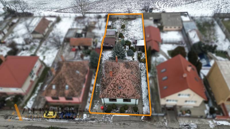Na predaj zrekonštr.4-izb. rodinný dom, Čečínska Potôň - Rodinný dom na Čečínskej Potôni v Orechovej Potôni, súčasťou je zasnežená záhrada so zeleňou.