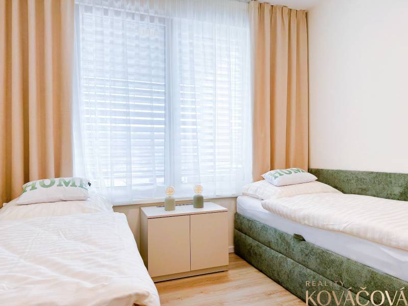 Na predaj 3 izbový byt s terasou, Trenčín, ul. Saratovská - Spálňa s dvomi lôžkami a podlahou s dreveným dekorom v 3-izbovom byte.