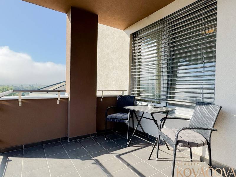 Na predaj 3 izbový byt s terasou, Trenčín, ul. Saratovská - Balkón na Saratovskej ulici v Trenčíne s výhľadom; 3-izbový byt, exteriérové sedenie.