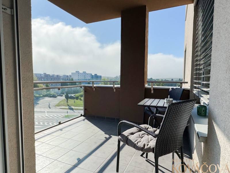 Na predaj 3 izbový byt s terasou, Trenčín, ul. Saratovská - Balkón 3-izbového bytu na Saratovskej ulici v Trenčíne s výhľadom na okolie.