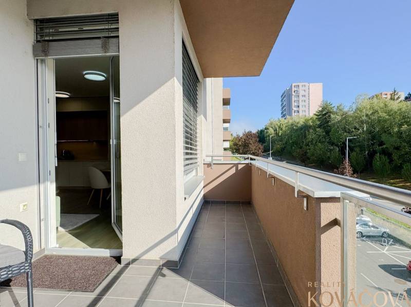 Na predaj 3 izbový byt s terasou, Trenčín, ul. Saratovská - Balkón 3-izbového bytu na Saratovskej ulici v Trenčíne s výhľadom na okolie.