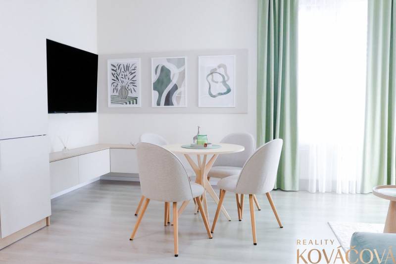 Na predaj 3 izbový byt s terasou, Trenčín, ul. Saratovská - Jedálenský kút v 3-izbovom byte s dekoratívnymi obrazmi a veľkým oknom.