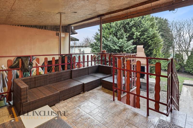 Na predaj 4-izb. rodinný dom s garážou, Okoč - Terasa rodinného domu na ulici Okoč vo Veľkom Mederi s ratanovým posedením a krbom.