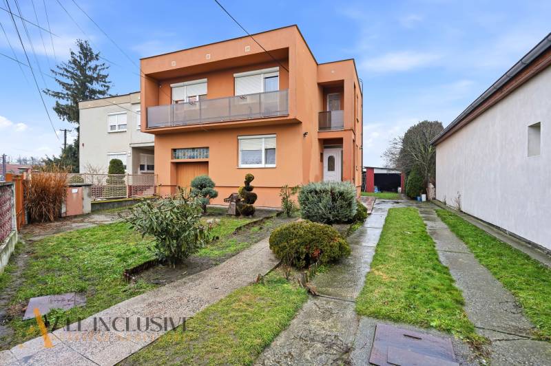 Na predaj 4-izb. rodinný dom s garážou, Okoč - Rodinný dom na ulici Okoč vo Veľkom Mederi s upravenou záhradou a dvoma poschodiami.