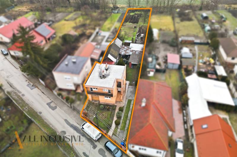 Na predaj 4-izb. rodinný dom s garážou, Okoč - Rodinný dom na ulici Okoč vo Veľkom Mederi s priľahlým pozemkom a záhradou.