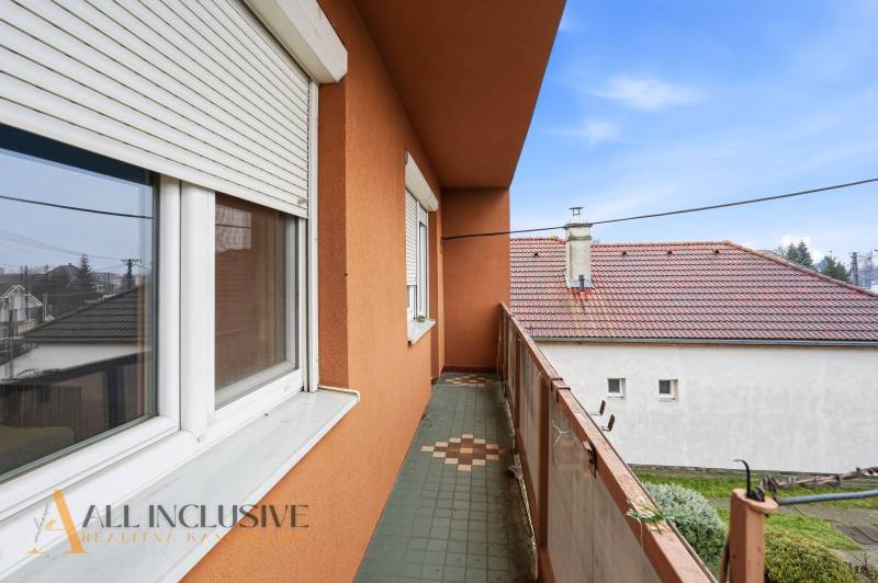 Na predaj 4-izb. rodinný dom s garážou, Okoč - Balkón rodinného domu na ulici Okoč vo Veľkom Mederi s výhľadom na susedné strechy.