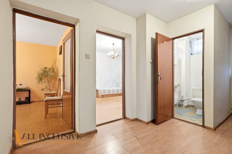 Na predaj 4-izb. rodinný dom s garážou, Okoč - Chodba s dverami do izieb a kúpeľne, podlaha s dreveným dekorom v rodinnom dome.