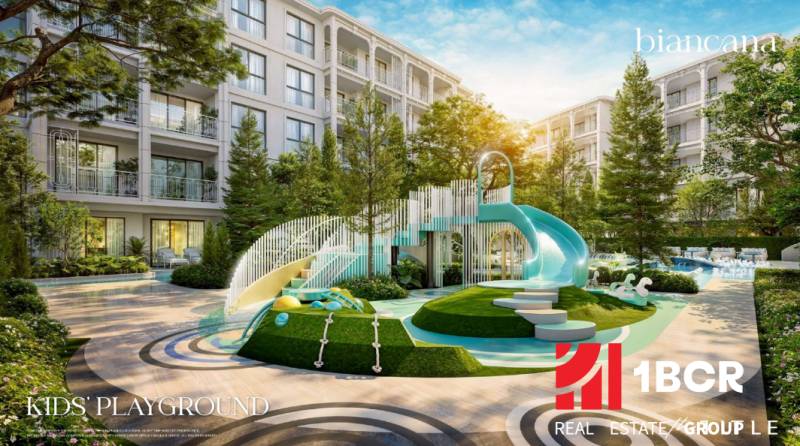 BIANCANA PHUKET - Detské ihrisko pri výstavbe bytov v Phukete s veľkou šmykľavkou a zeleňou.