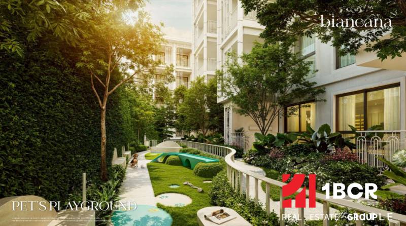 BIANCANA PHUKET - Exteriér výstavby bytov v Phukete s detským ihriskom obklopeným zeleňou.