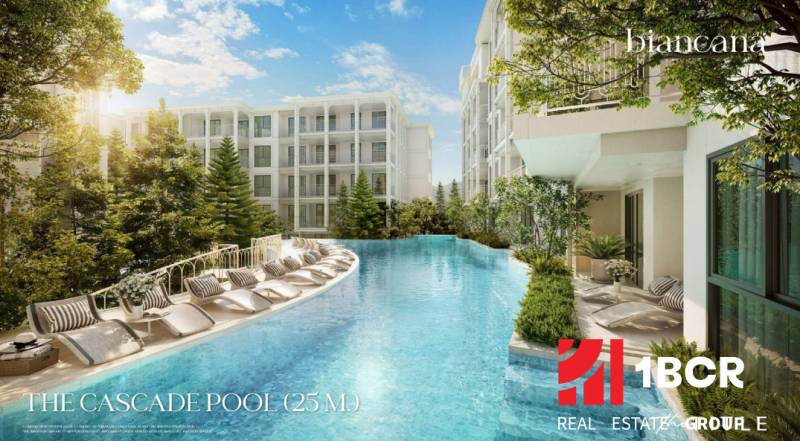 BIANCANA PHUKET - Bazén s ležadlami obklopený budovami vo výstavbe bytov v Phukete.