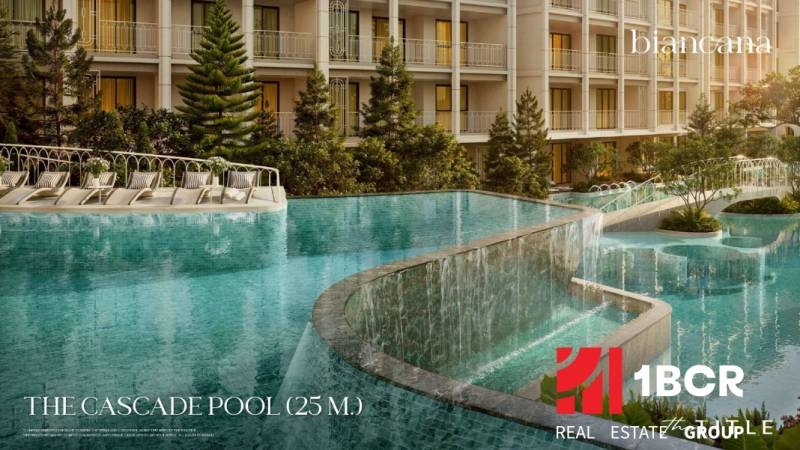 BIANCANA PHUKET - Bazén s kaskádami pri výstavbe bytov v Phukete s ležadlami a zeleňou.