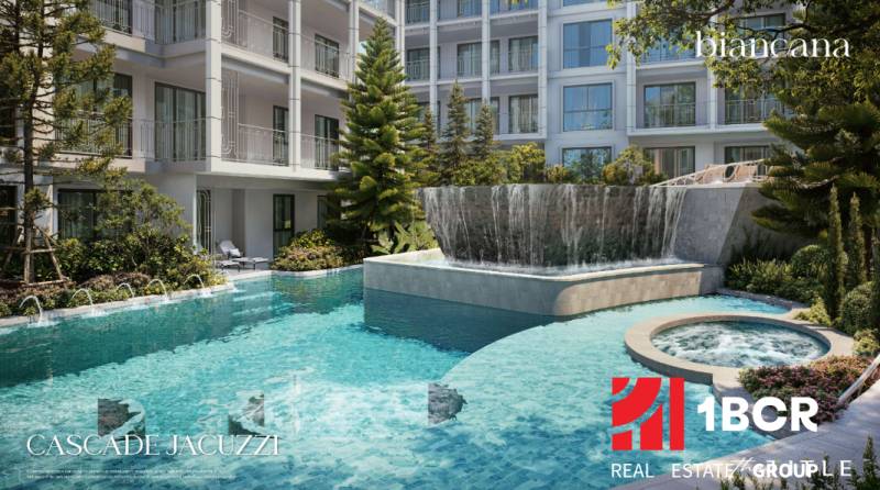 BIANCANA PHUKET - Bazén a vírivka obklopené zeleňou pri výstavbe bytov v Phukete.